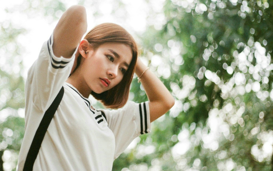 点击大图看下一张:清新女神野外自然纯真魅力写真