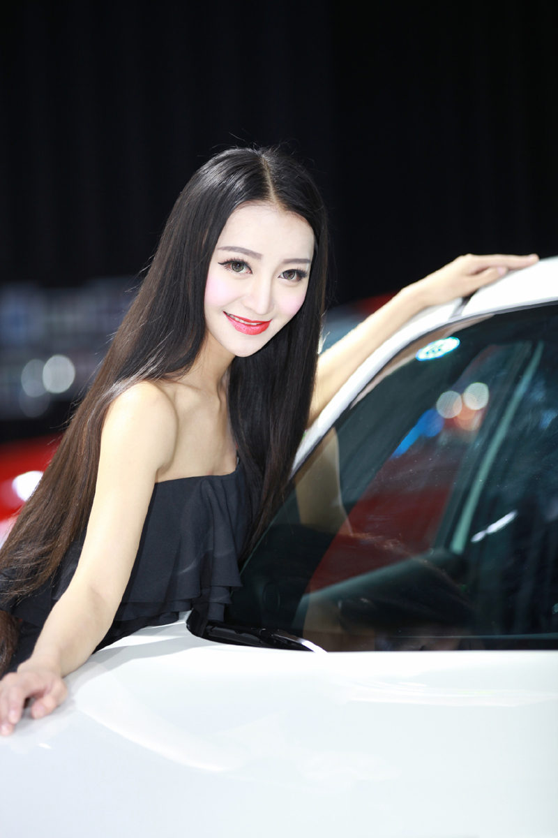 点击大图看下一张：黑长直气质美女模特优雅气质车展尽显