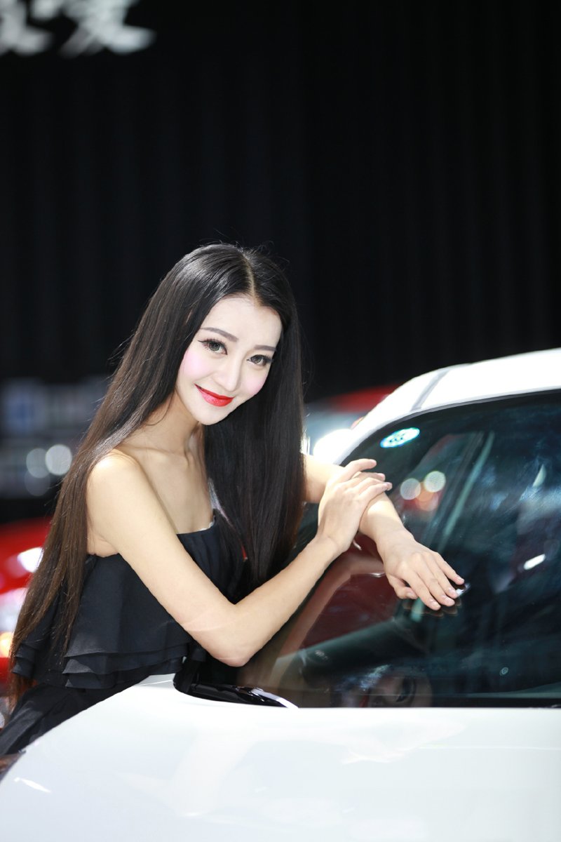 点击大图看下一张：黑长直气质美女模特优雅气质车展尽显