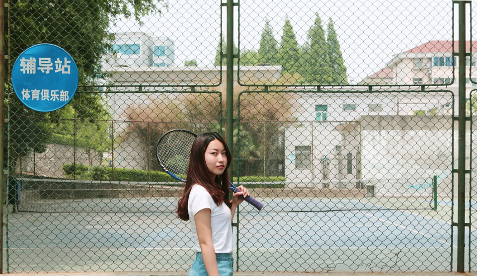 点击大图看下一张：清新网球少女阳光魅力写真