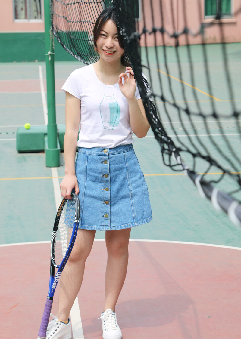 点击大图看下一张：清新网球少女阳光魅力写真