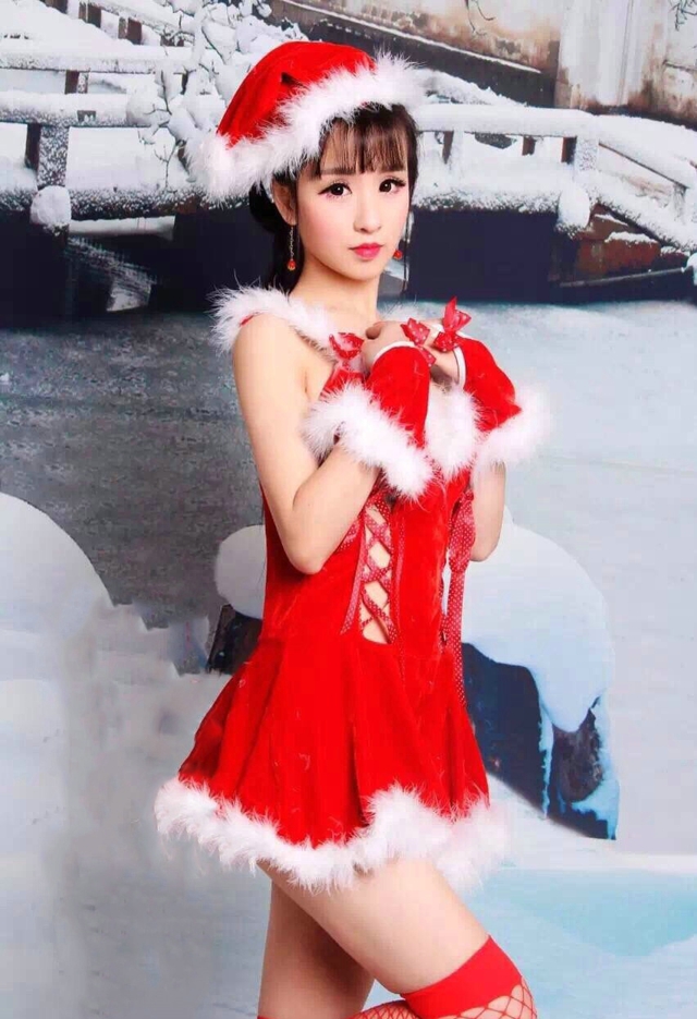 点击大图看下一张：可爱女神曾晶圣诞装雪地卖萌甜美写真
