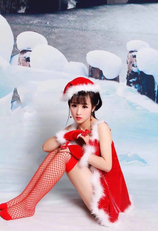 点击大图看下一张：可爱女神曾晶圣诞装雪地卖萌甜美写真