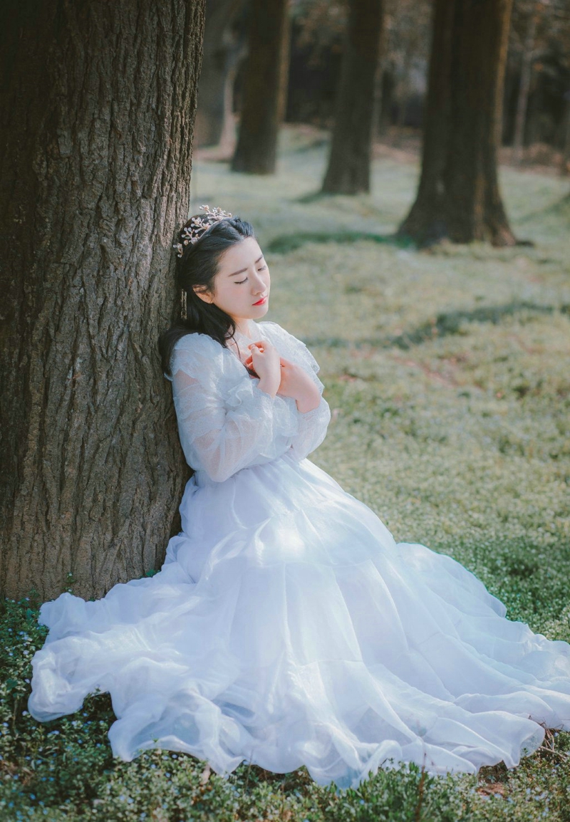 点击大图看下一张：树林里蝴蝶仙子白纱裙轻盈美丽