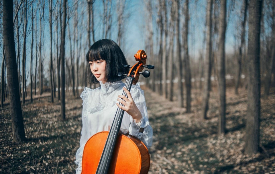 点击大图看下一张：短发素颜美女自然中与大提琴合奏