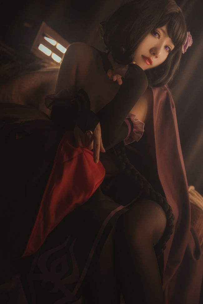 点击大图看下一张：性感御姐cosplay猎肠者艾尔莎唯美写真