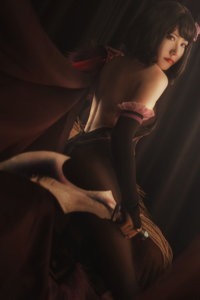 点击大图看下一张：性感御姐cosplay猎肠者艾尔莎唯美写真