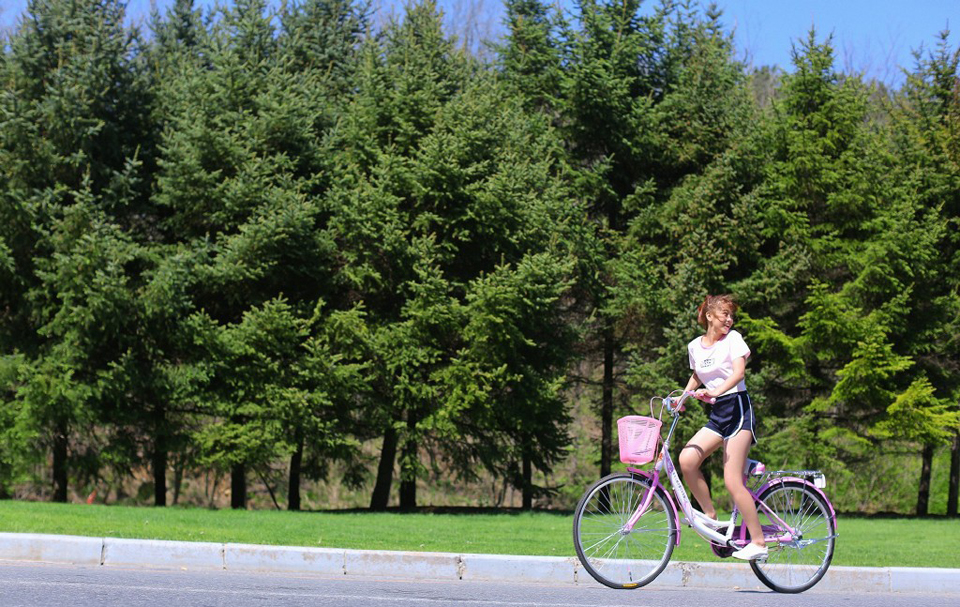 点击大图看下一张：单车少女粉嫩户外休闲俏皮写真