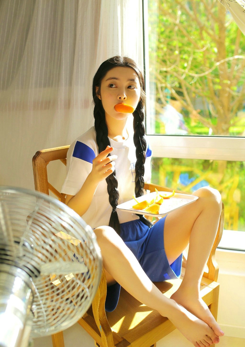 点击大图看下一张:高颜值养眼少女私房橙子青春活力