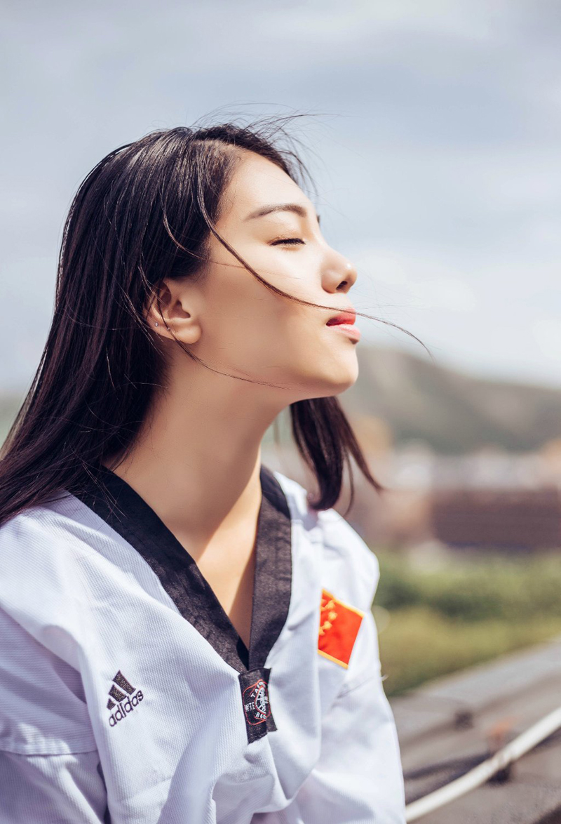 点击大图看下一张：跆拳道美女制服帅气写真率性十足