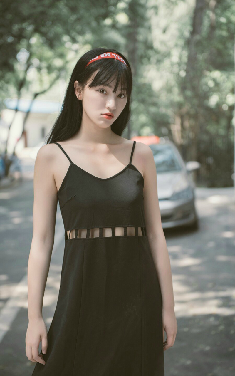 点击大图看下一张：黄灿灿黑色吊带长裙夏日写真