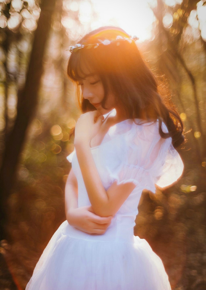 点击大图看下一张：丛林深处的童话公主清新白纱唯美写真