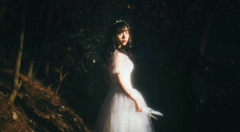 点击大图看下一张：丛林深处的童话公主清新白纱唯美写真