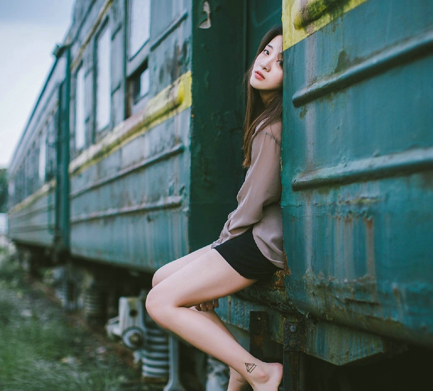 点击大图看下一张：气质冷艳女神火车上寂寥孤独养眼写真