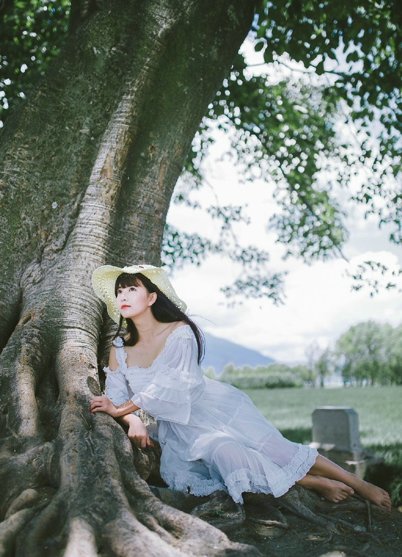 点击大图看下一张：高颜值女神草帽夏日清凉蓝天白云