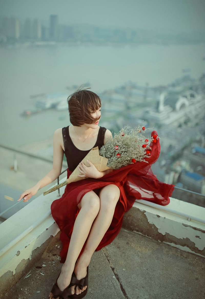 点击大图看下一张：天台上的短发红裙少女玫瑰带刺