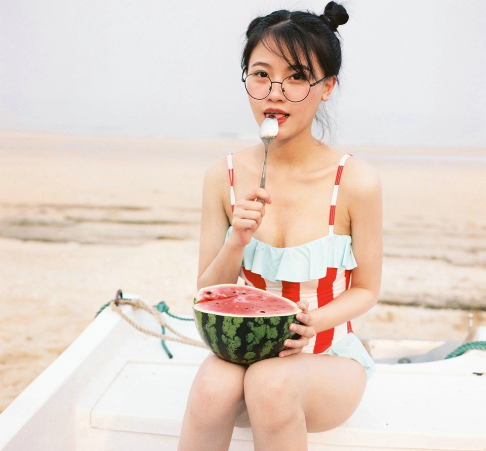 点击大图看下一张：海边泳装可爱少女西瓜眼镜顽皮写真
