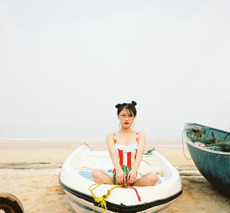 点击大图看下一张：海边泳装可爱少女西瓜眼镜顽皮写真