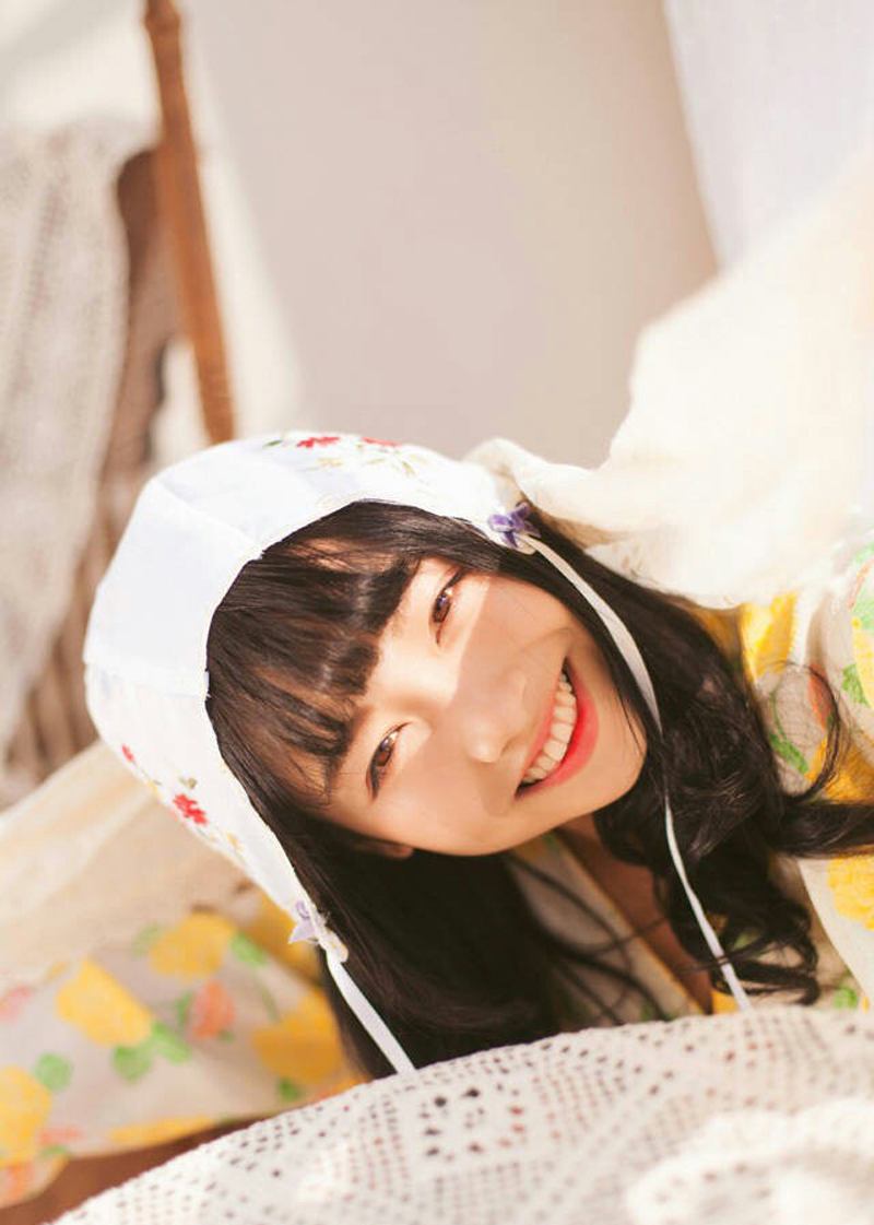 点击大图看下一张:甜美少女室内快乐写真笑的像花儿一样