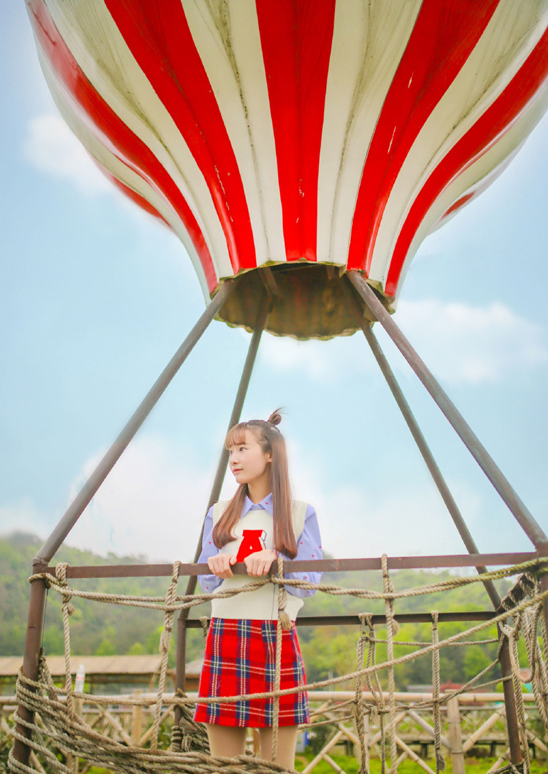 点击大图看下一张：甜美丸子头少女热气球欢乐写真