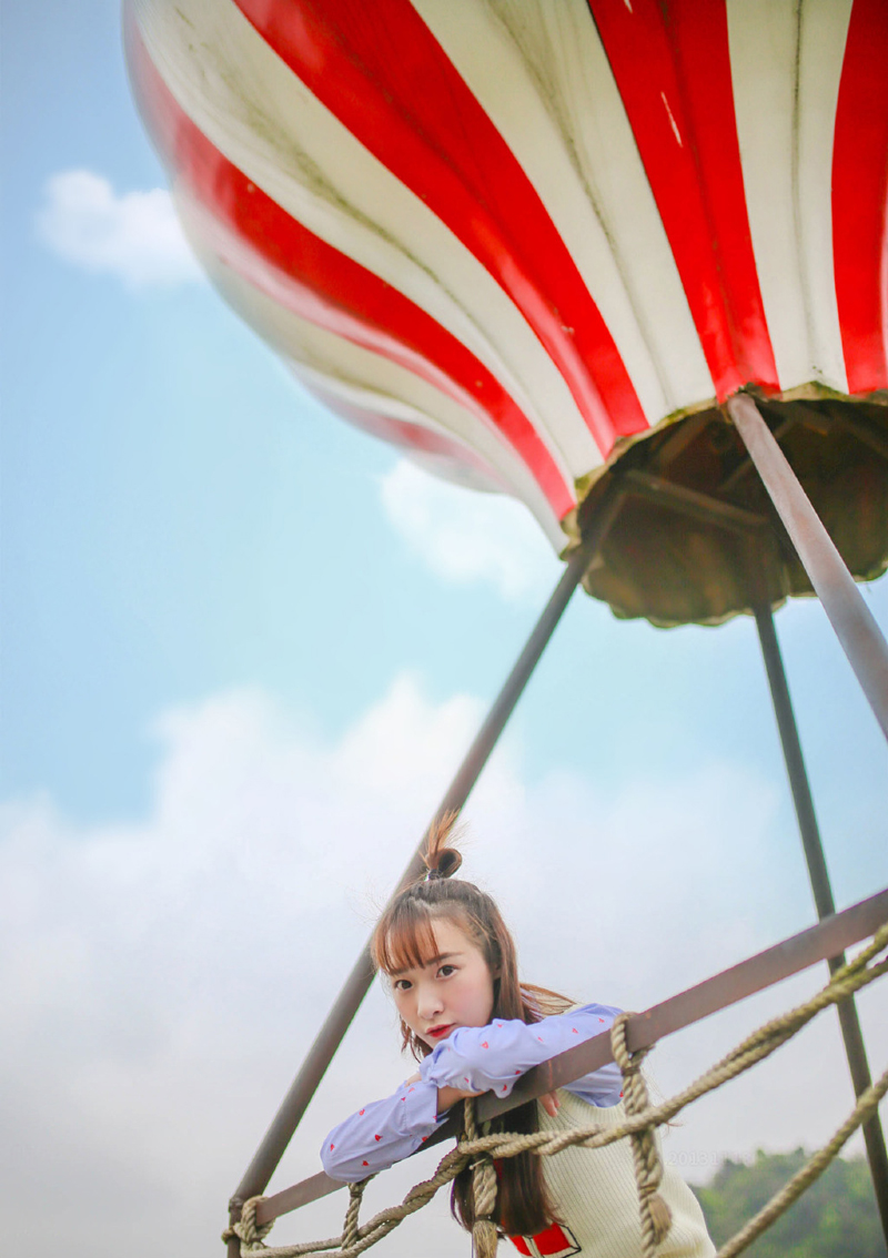 点击大图看下一张：甜美丸子头少女热气球欢乐写真