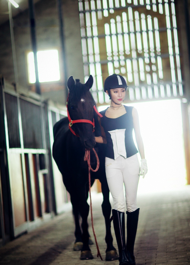 点击大图看下一张：马术美女马场制服魅力写真