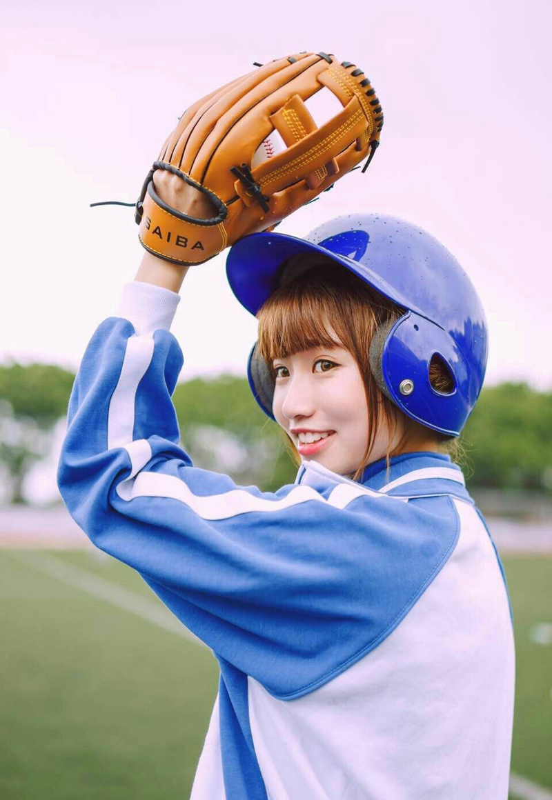 点击大图看下一张：蓝色运动服少女棒球场挥汗写真活力十足