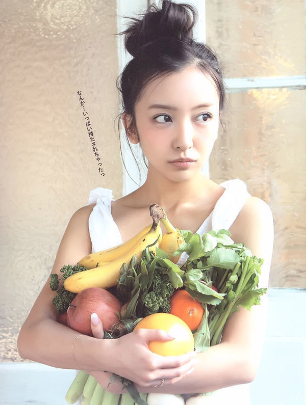 点击大图看下一张：前AKB48板野友美变身清新自然蔬果女孩