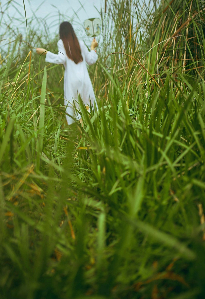 点击大图看下一张：中分气质女神荒野湖边草丛处古风写真