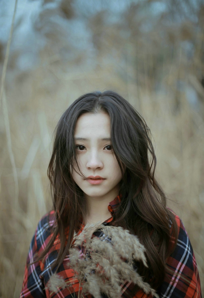 点击大图看下一张：格子衬衫卷发美女秋季荒野中文艺养眼