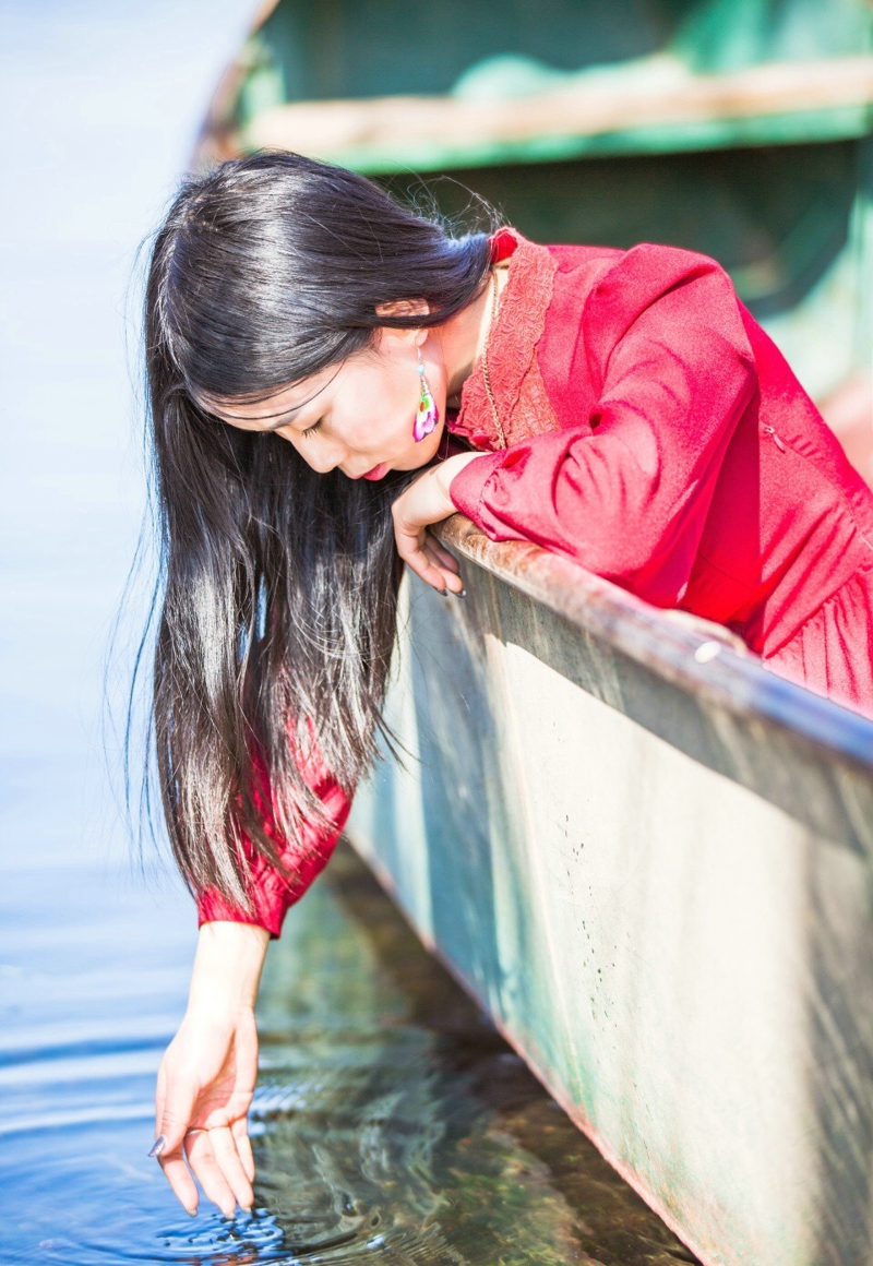 点击大图看下一张：湖边的气质温婉美女红裙寂寞孤独