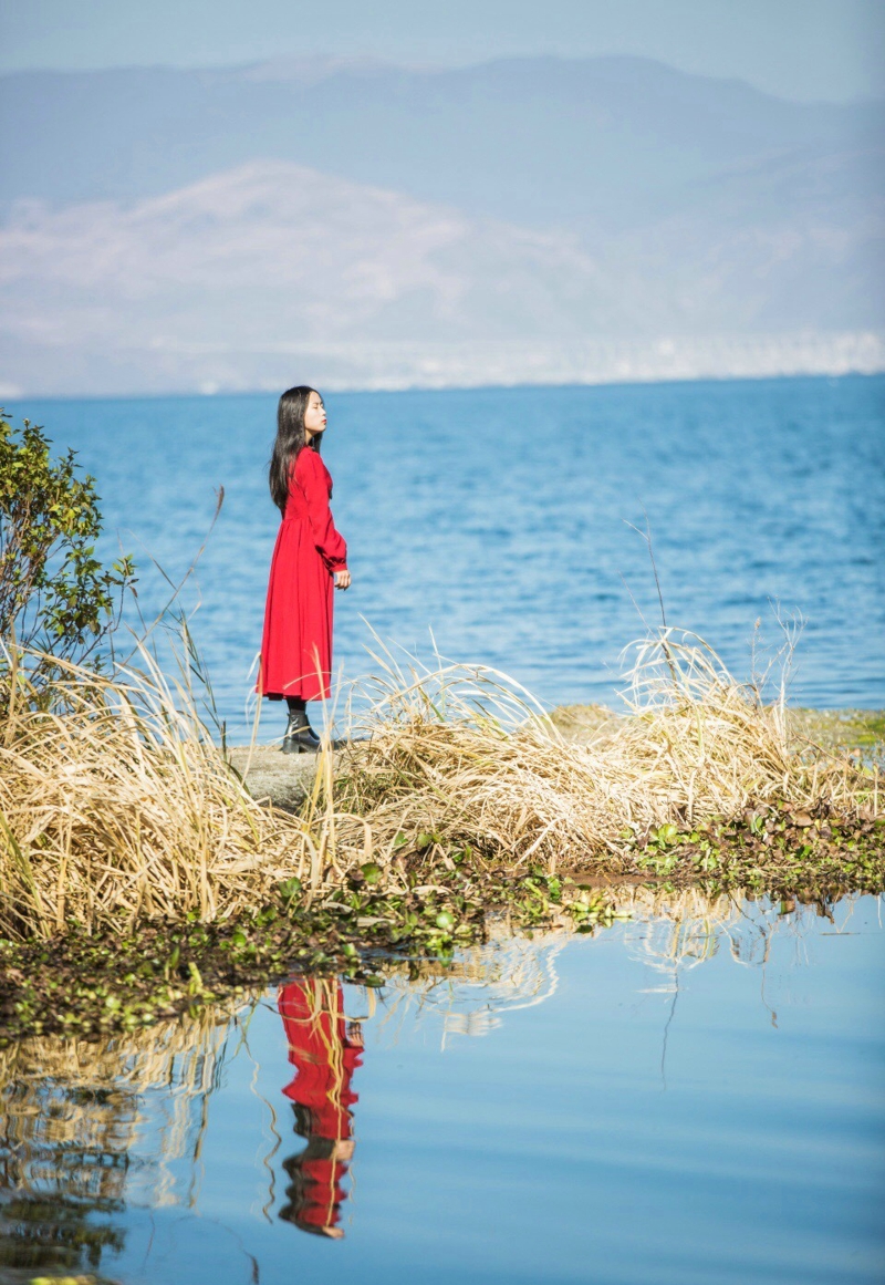点击大图看下一张：湖边的气质温婉美女红裙寂寞孤独