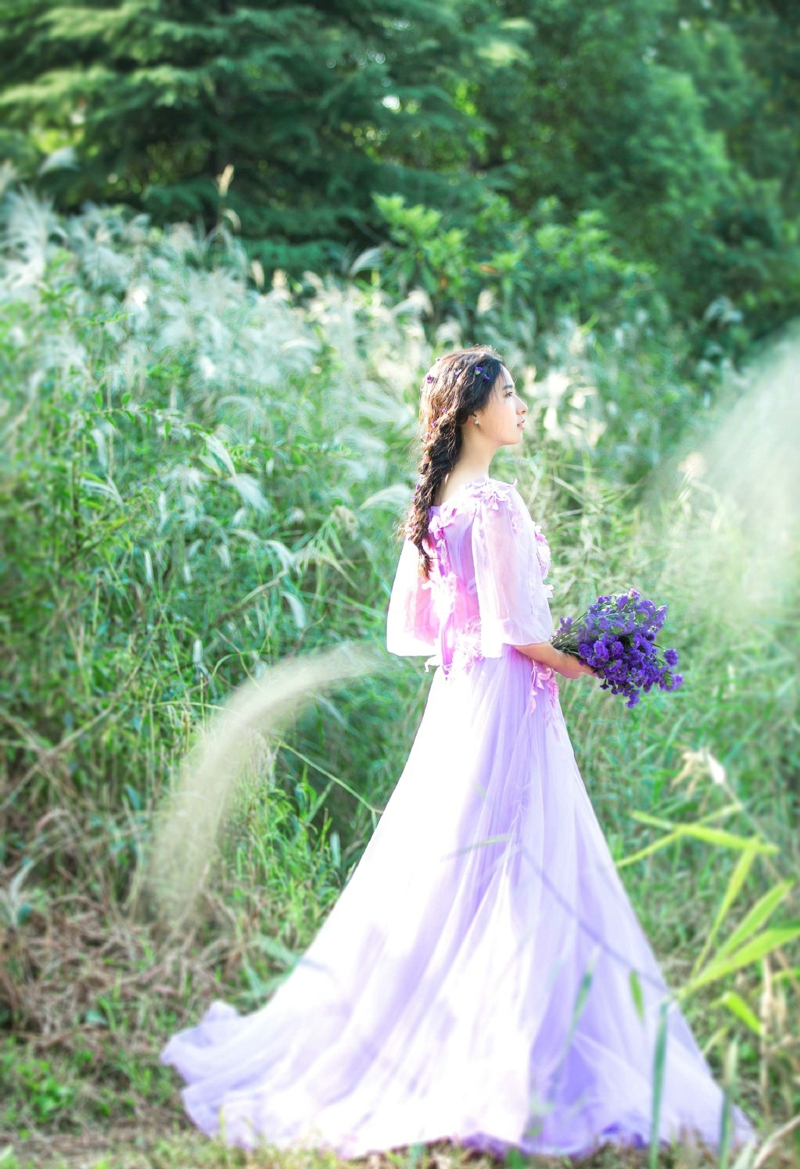 点击大图看下一张：气质紫色薰衣草美女自然柔美迷人