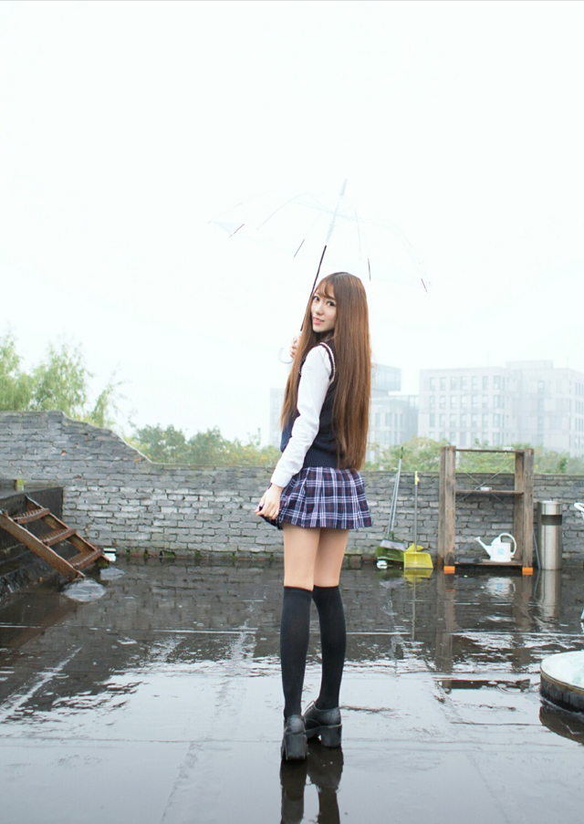 点击大图看下一张：日本jk制服少女白皙美腿过膝袜屋顶写真
