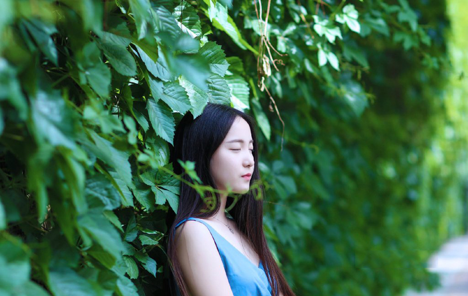 点击大图看下一张:黑长直清新女神妩媚街拍秀美背