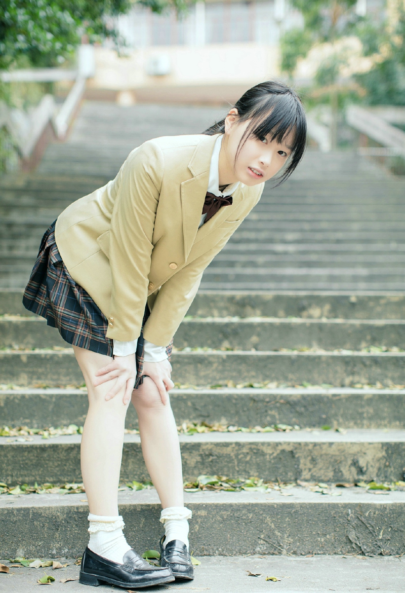 点击大图看下一张:校服妹子校园内清纯素颜青春洋溢