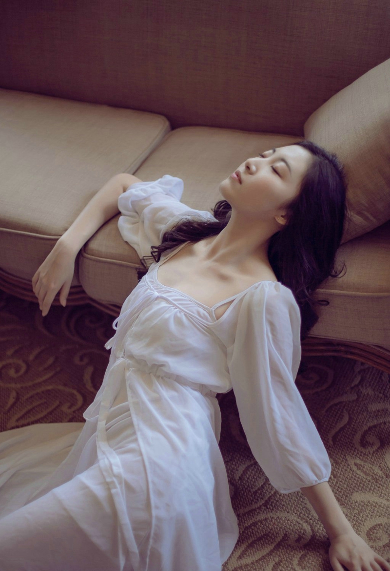 点击大图看下一张：高颜值气质高冷美女私房睡衣孤独写真