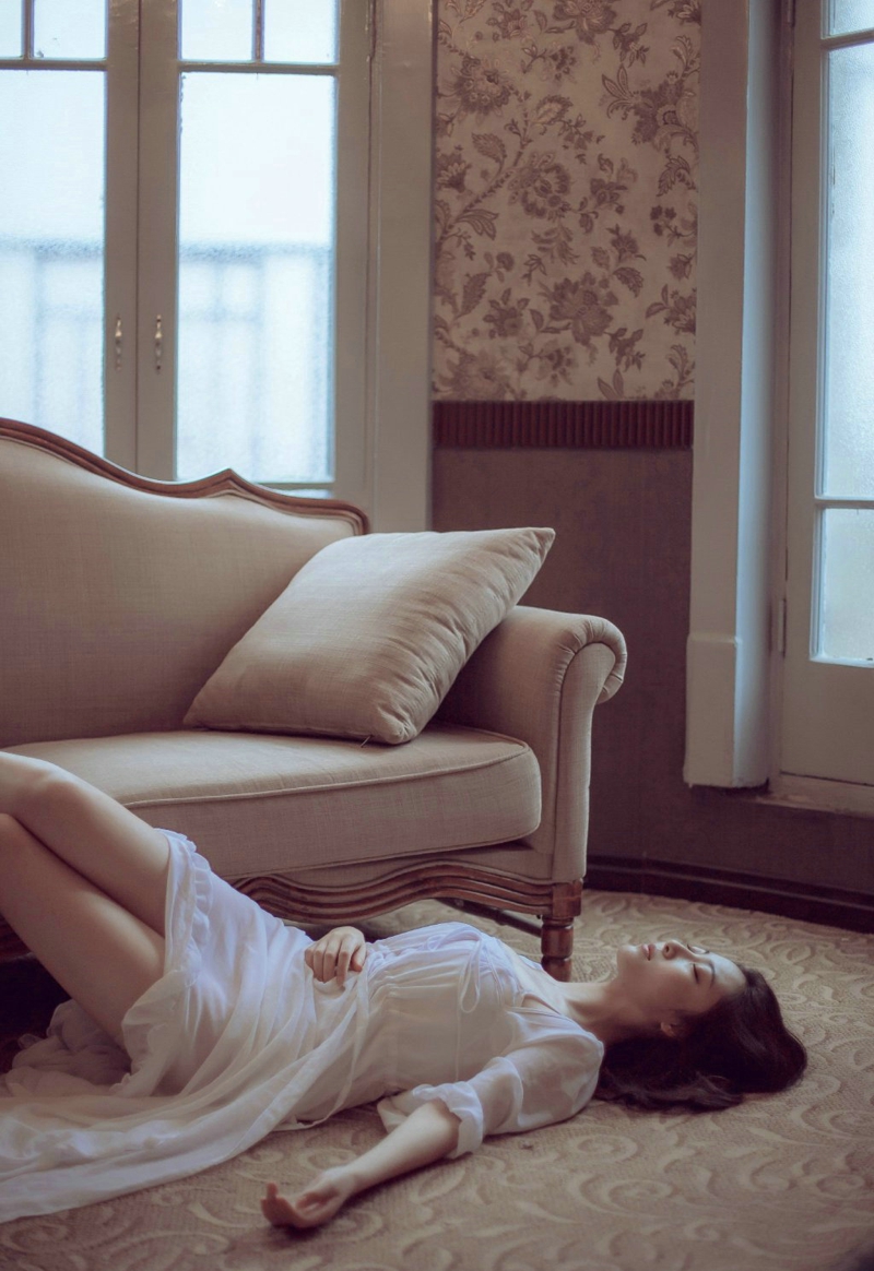 点击大图看下一张：高颜值气质高冷美女私房睡衣孤独写真