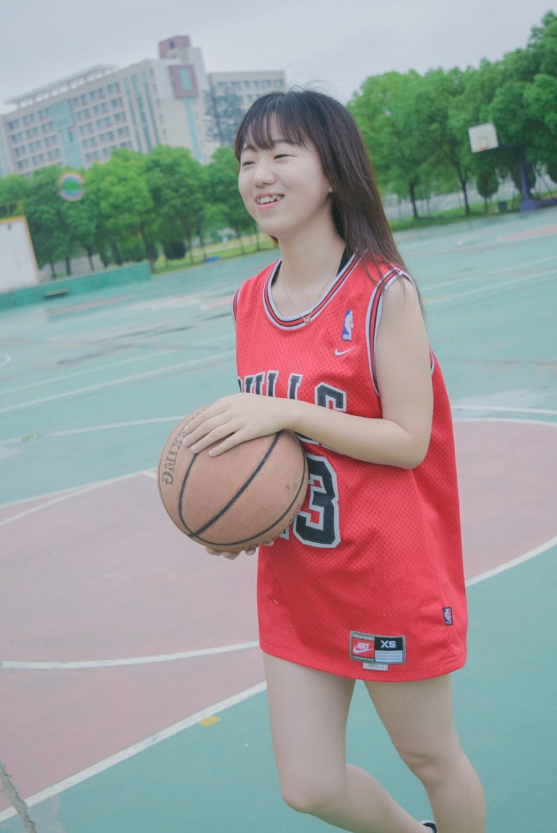 点击大图看下一张：篮球少女操场可爱俏皮活力写真
