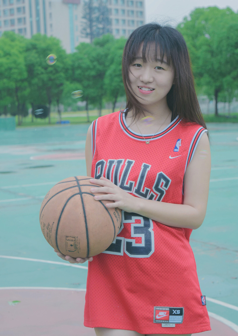 点击大图看下一张：篮球少女操场可爱俏皮活力写真