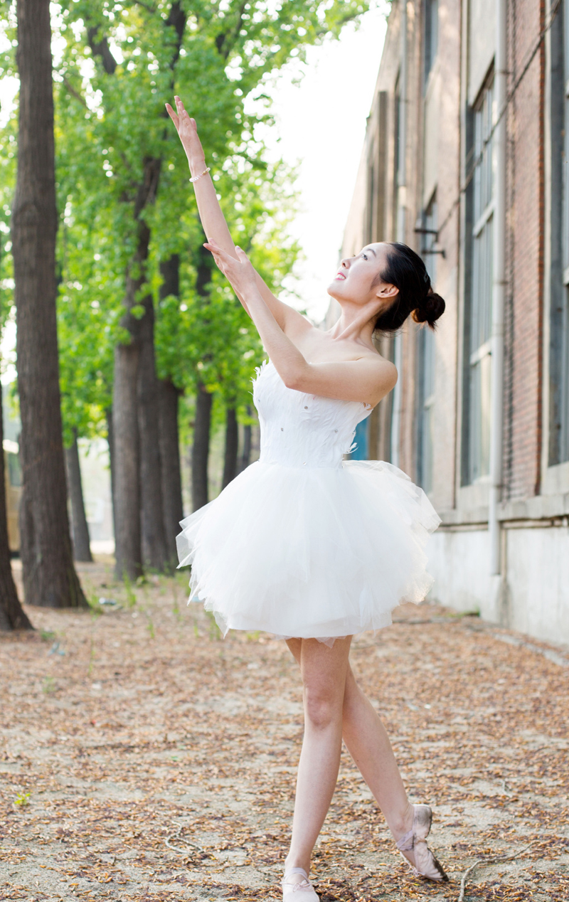 点击大图看下一张：芭蕾少女蕾丝短裙户外舞姿动人