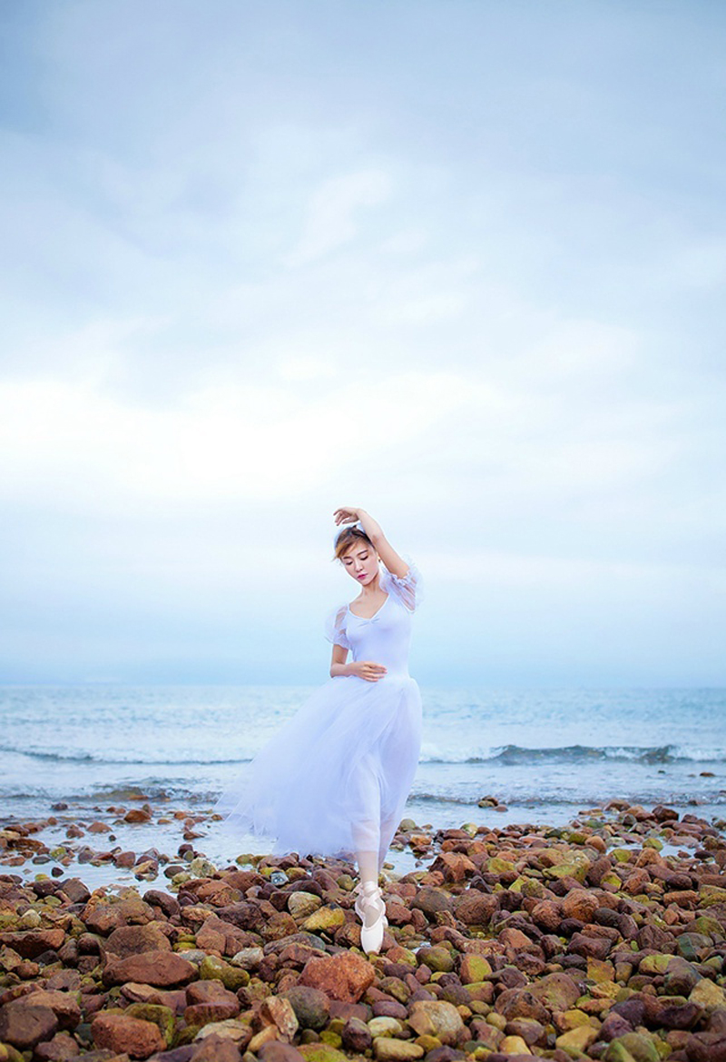 点击大图看下一张：芭蕾少女清新海边唯美写真