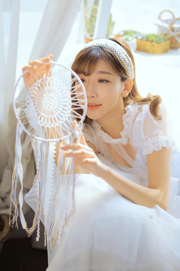 点击大图看下一张：纯美气质女神披上婚纱的白皙温馨写真 