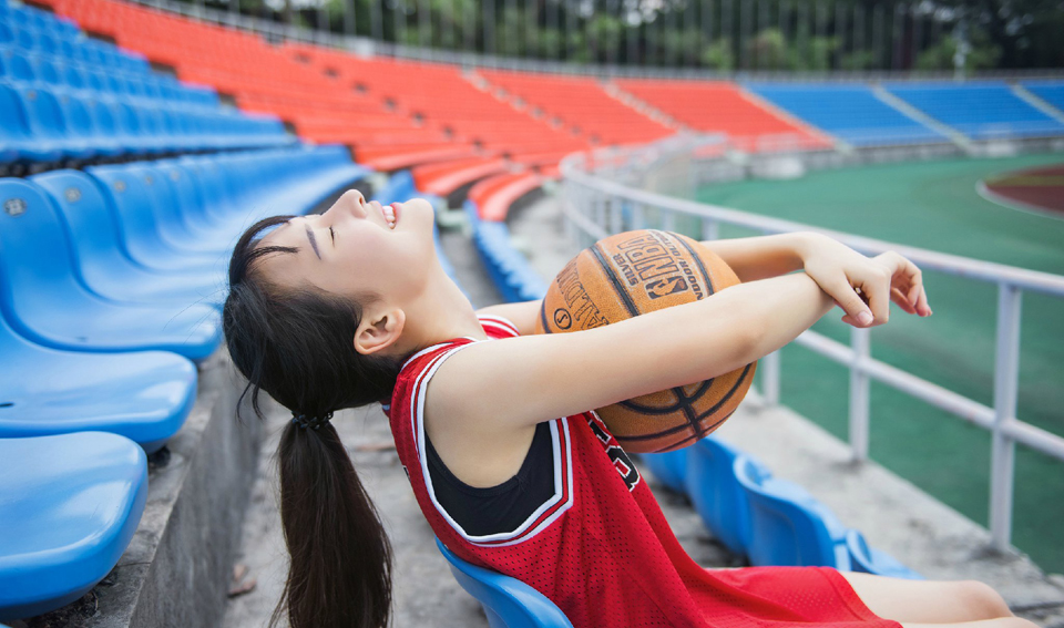 点击大图看下一张：白皙篮球少女操场热血写真活力四射