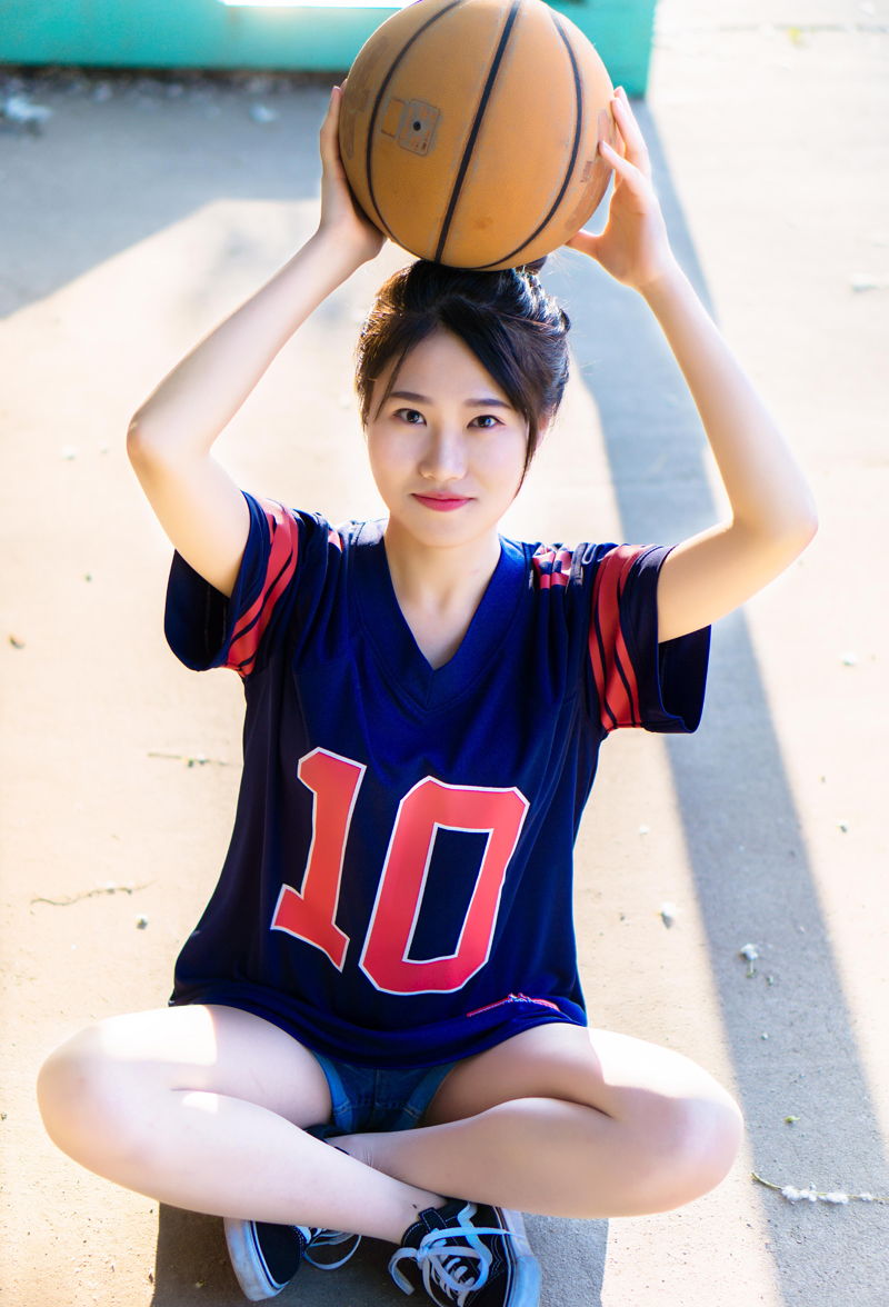 点击大图看下一张：篮球少女清新写真可爱俏皮