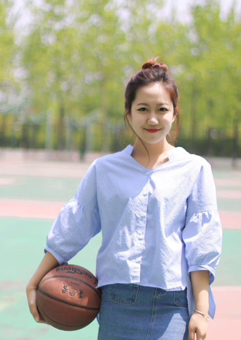 点击大图看下一张：清新少女篮球写真青春洋溢