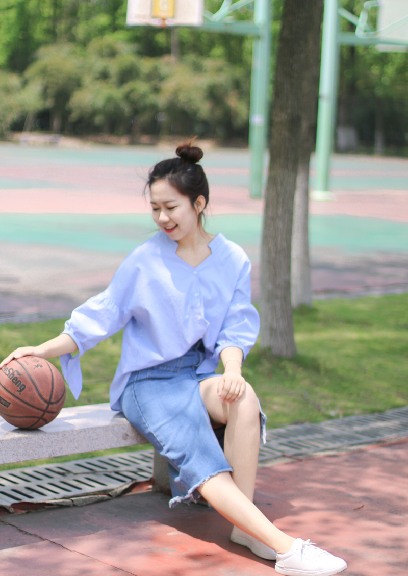 点击大图看下一张：清新少女篮球写真青春洋溢