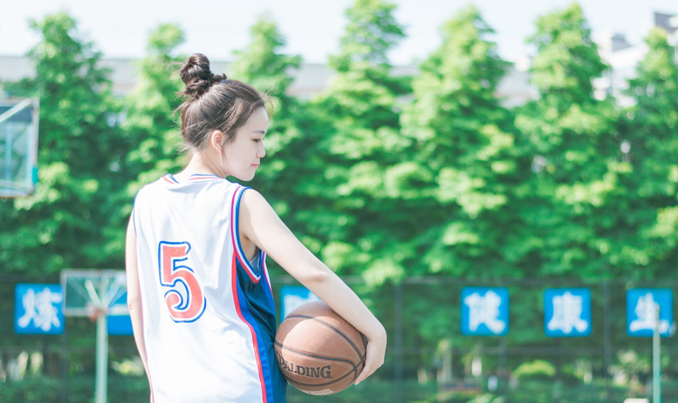 点击大图看下一张：丸子头可爱少女篮球写真清纯可人