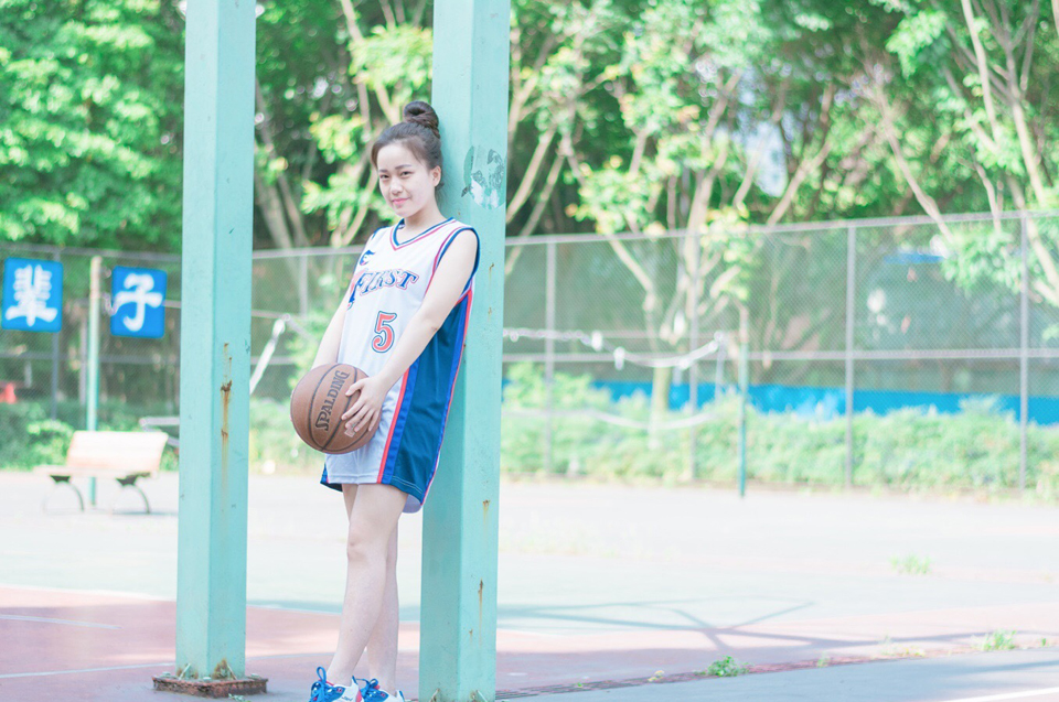 点击大图看下一张：丸子头可爱少女篮球写真清纯可人