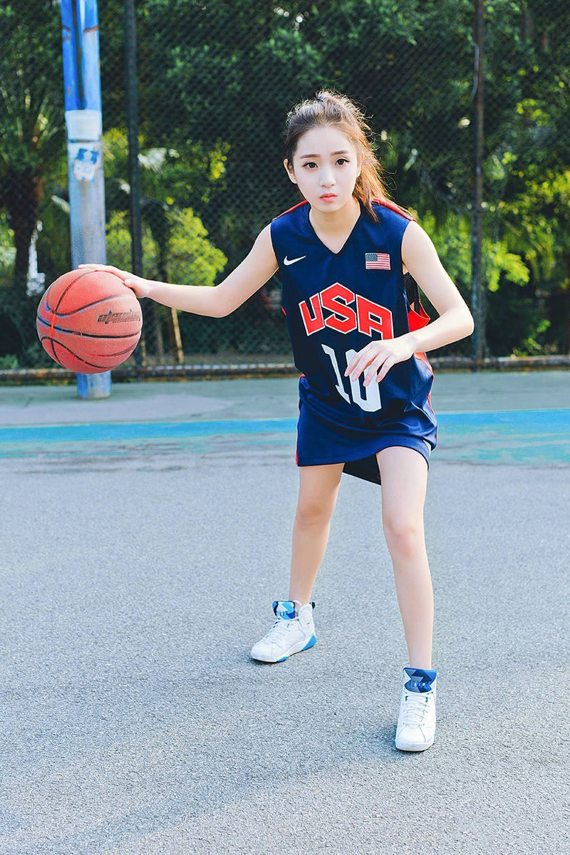 点击大图看下一张：运动女生篮球写真魅力十足